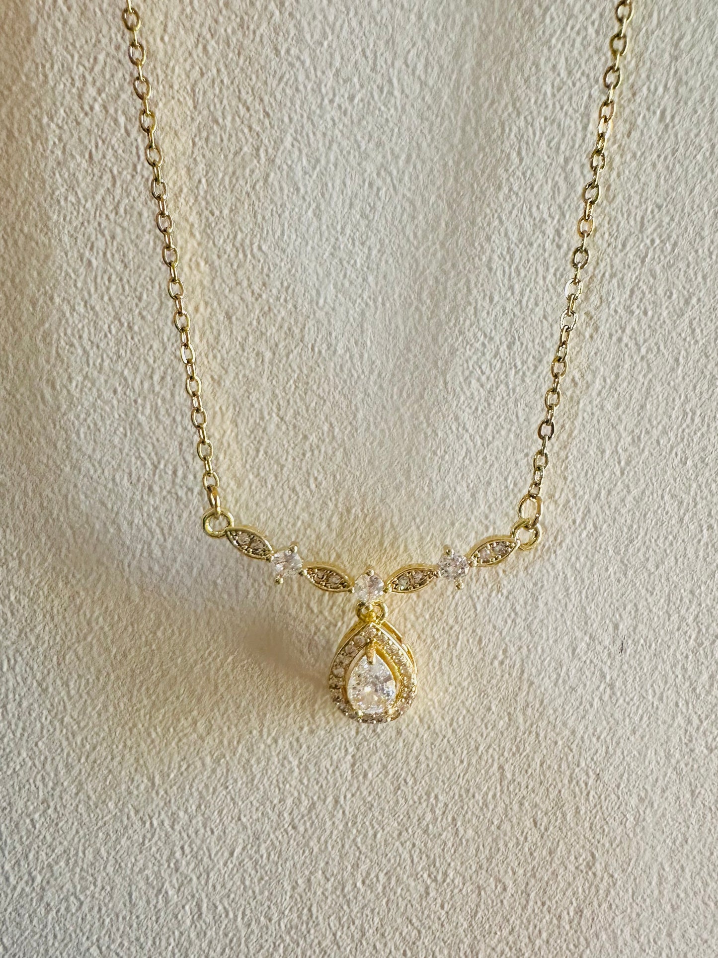 White Crystal Necklace – Gold Plated
