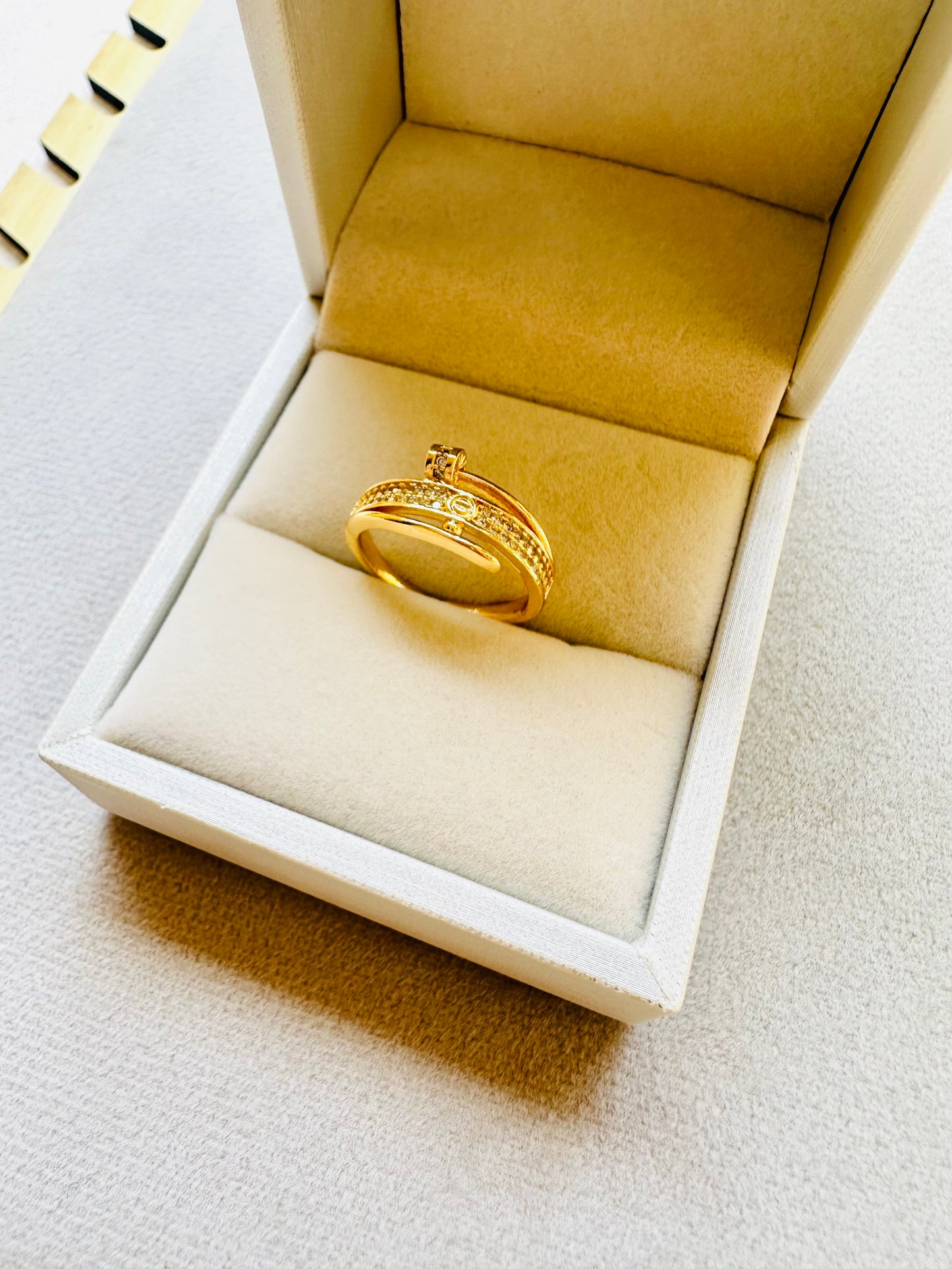 Ring gold pleated
