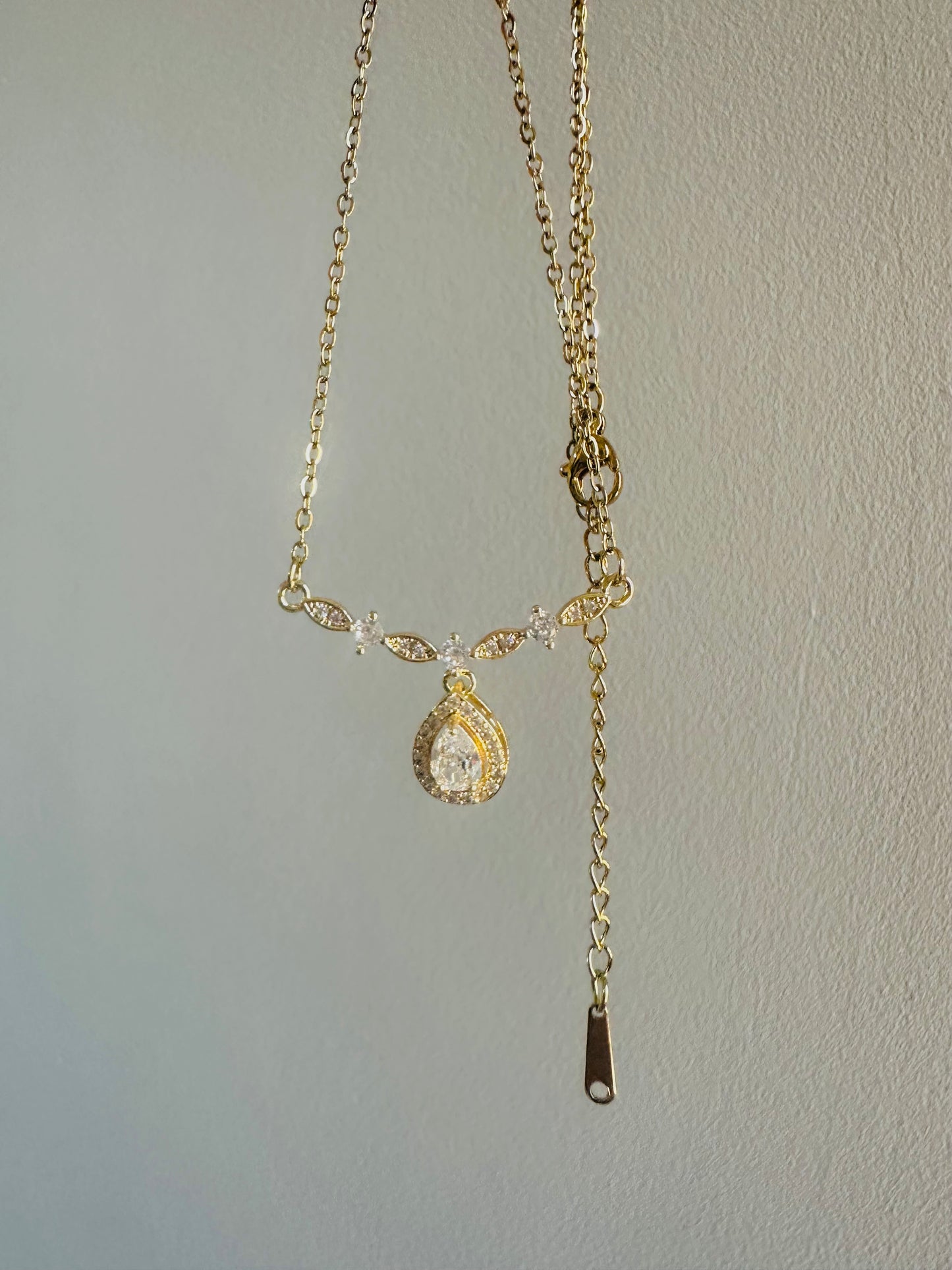 White Crystal Necklace – Gold Plated