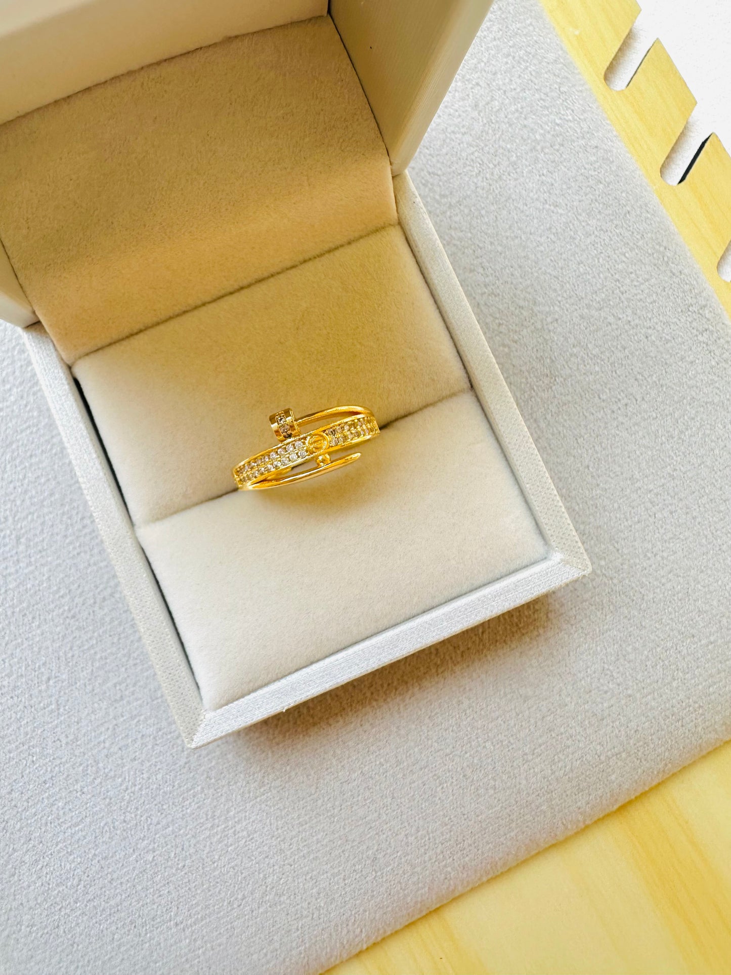 Ring gold pleated