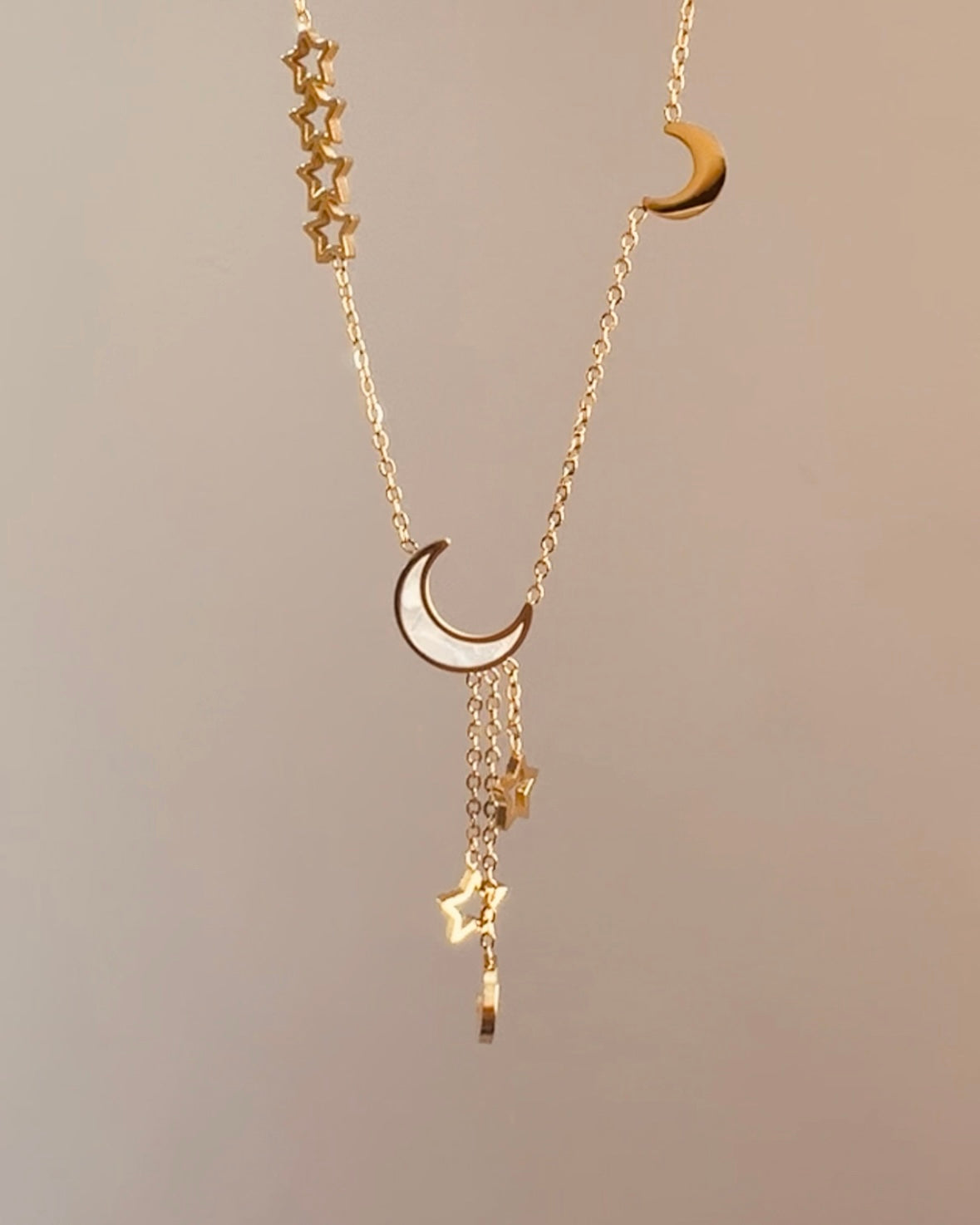 Crescent necklace – subtle elegance for every day.”