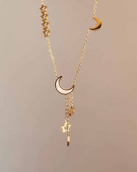 Crescent necklace – subtle elegance for every day.”