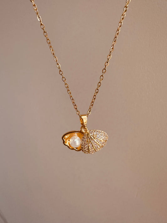 Pearl Shell Necklace with Crystals