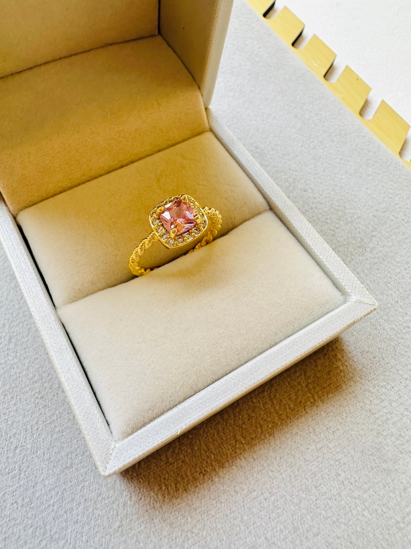 Pink ring gold pleated