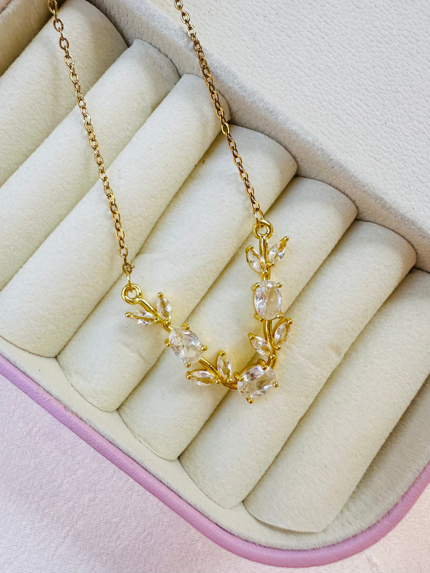 White Tulip Necklacs