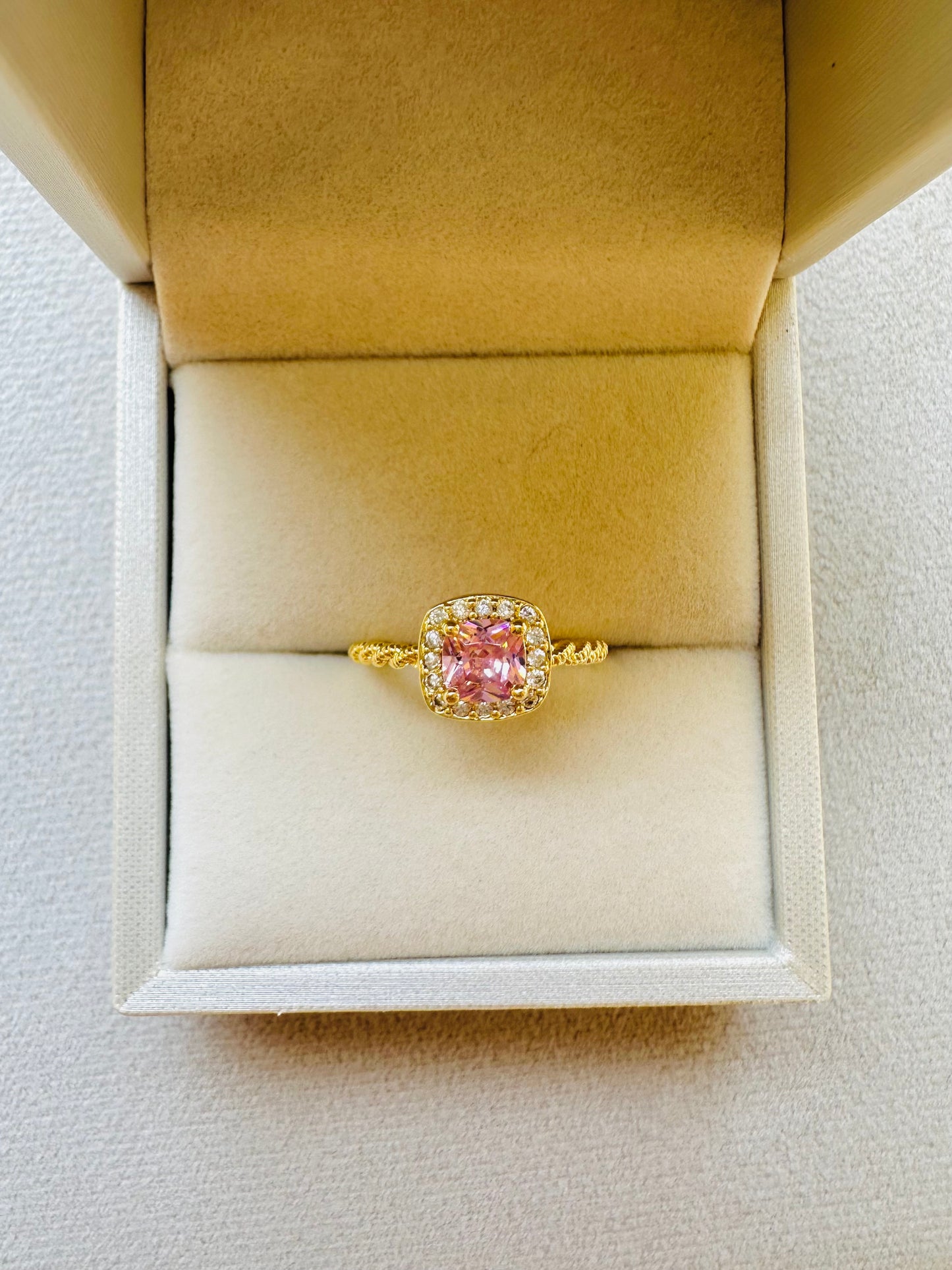 Pink ring gold pleated